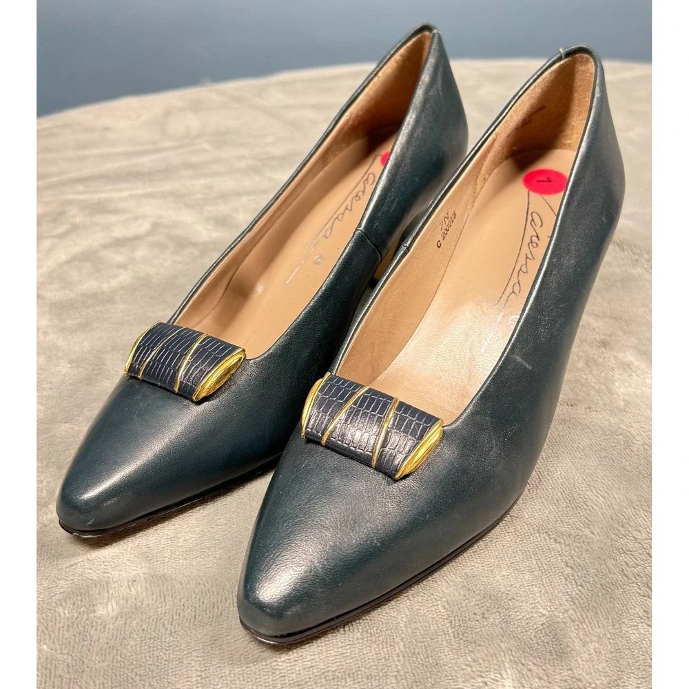 Caressa Pumps Womens 7N Navy Blue Leather Heels Gold Bow Buckle Career